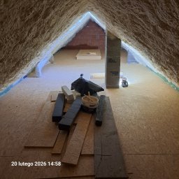 GAWEŁCZYK IZOLACJE NATRYSKOWE - Poddasze po ociepleniu pianką PUR, widoczne narzędzia i materiały budowlane. Izolacja wykonana na skosach dachu, tworząc charakterystyczną strukturę piany.