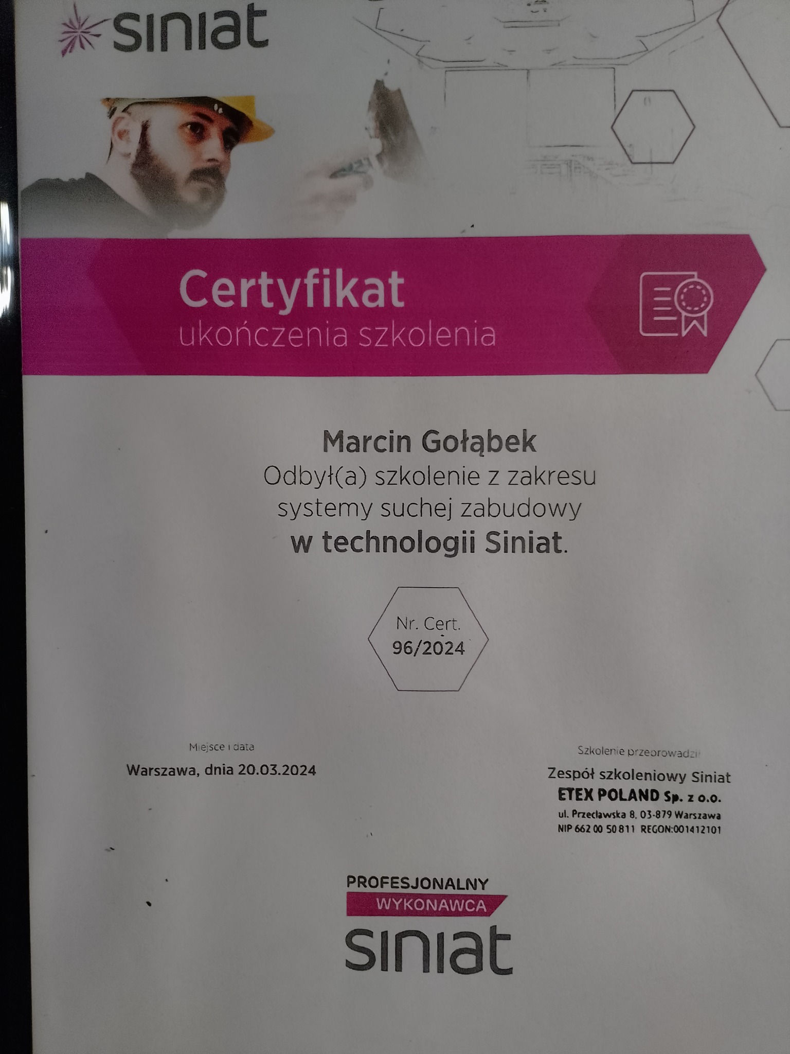 Certyfikat ukończenia szkolenia Siniat dla wykonawcy, potwierdzający kwalifikacje w systemach suchej zabudowy. Zawiera dane osobowe i logo firmy.