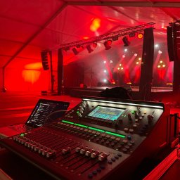 Scena w hali namiotowej