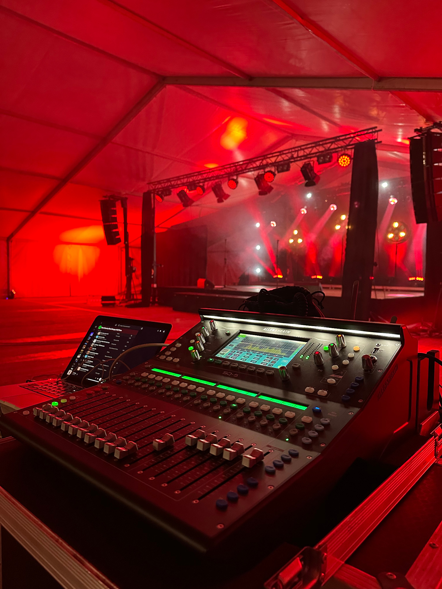 Scena w hali namiotowej