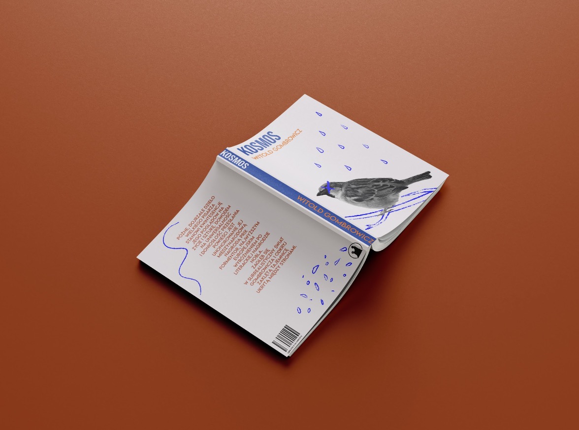 Otwarta książka 'Kosmos' Witolda Gombrowicza z ilustracją szarego wróbla w niebieskim kapeluszu i deszczu na okładce, leżąca na brązowym tle.