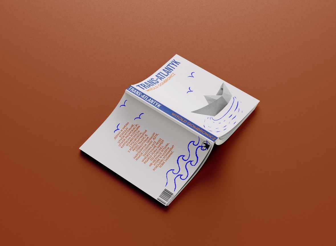 Otwarta książka 'Trans-Atlantyk' Witolda Gombrowicza z okładką w minimalistycznym stylu: białe tło z niebieskimi rysunkami fal, ptaków i papierowej łódki, leżąca na brązowym tle.