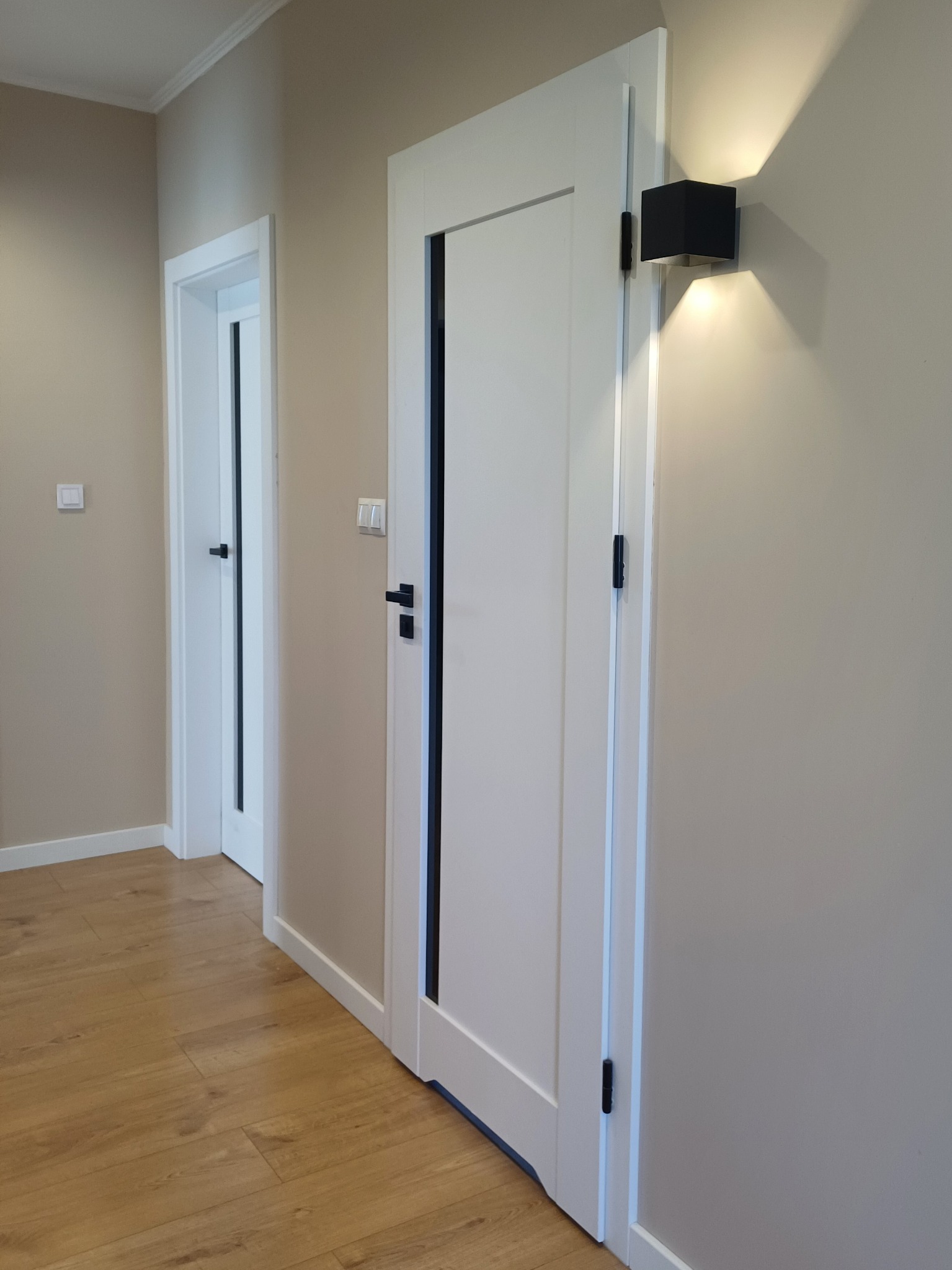 ERKADO FREZJA 5 okleina biały st cpl szyby czarne