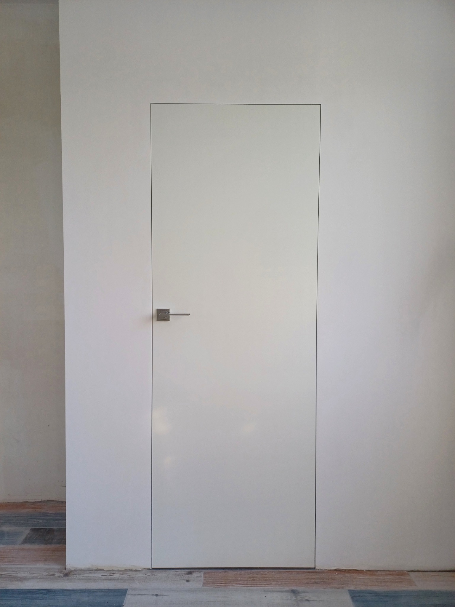 Drzwi ukryte ECLISSE w podkładzie do malowania / tapetowania