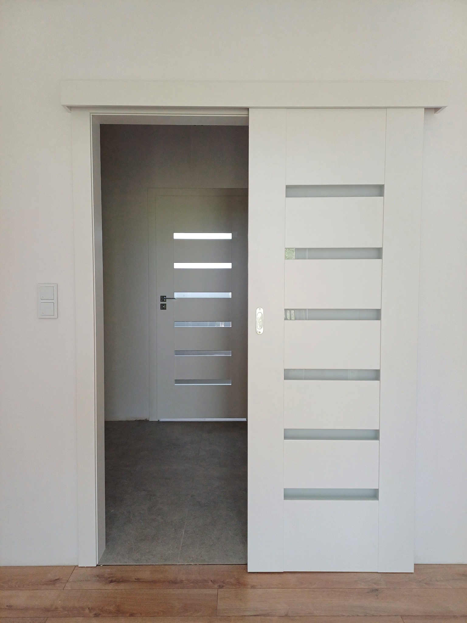 DRE REVA system przesuwny naścienny okleina biała szyby mleczne