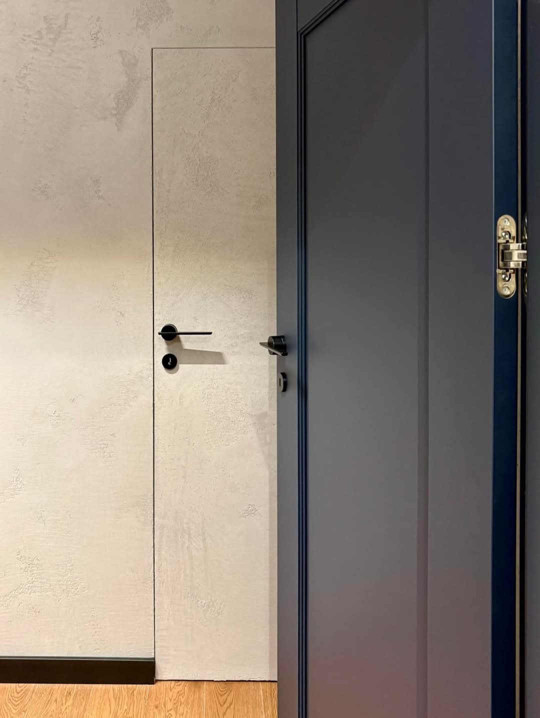 1. DRE SUPREME HAMPTON okleina ciemny niebieski 2. DRZWI UKRYTE