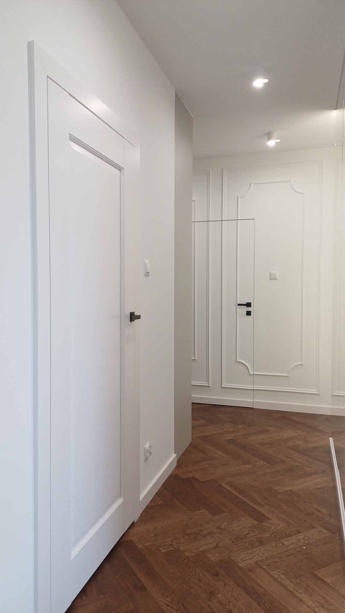 1. DRE NESTOR lakier biały 2. Drzwi ukryte ECLISSE zdobione sztukaterią