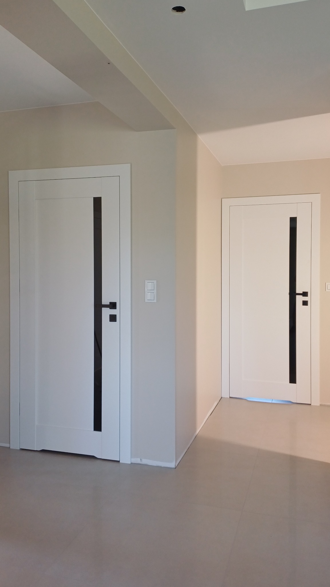 ERKADO FREZJA 5 szyba czarna okleina biały st cpl