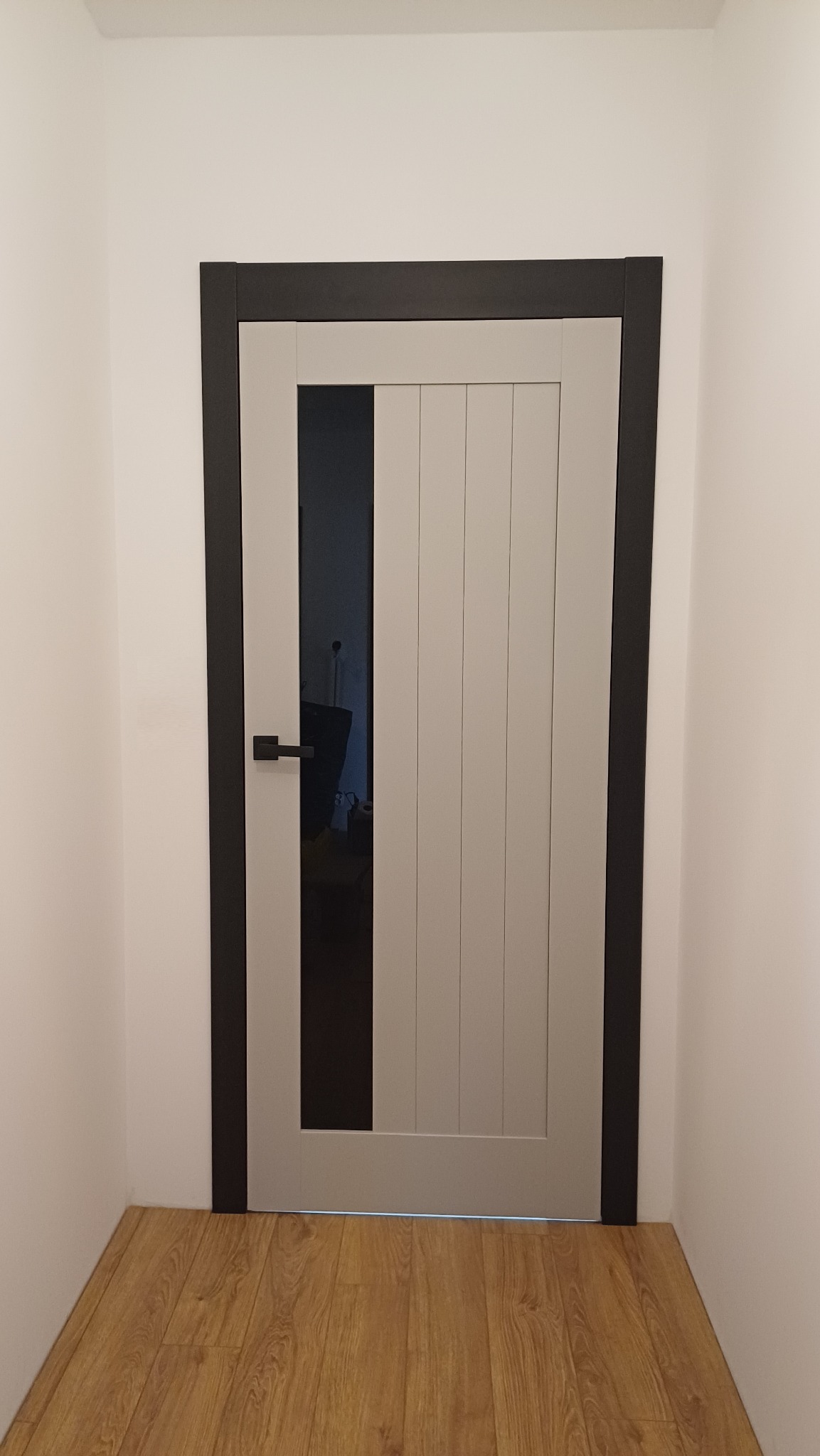 BARAŃSKI VERTICAL szyba czarna skrzydło okleina jasny szary, ościeżnica okleina czarna