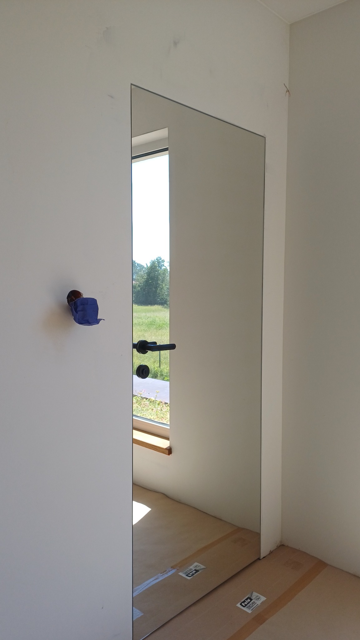 Drzwi ukryte z lustrem licowanym ze ścianą