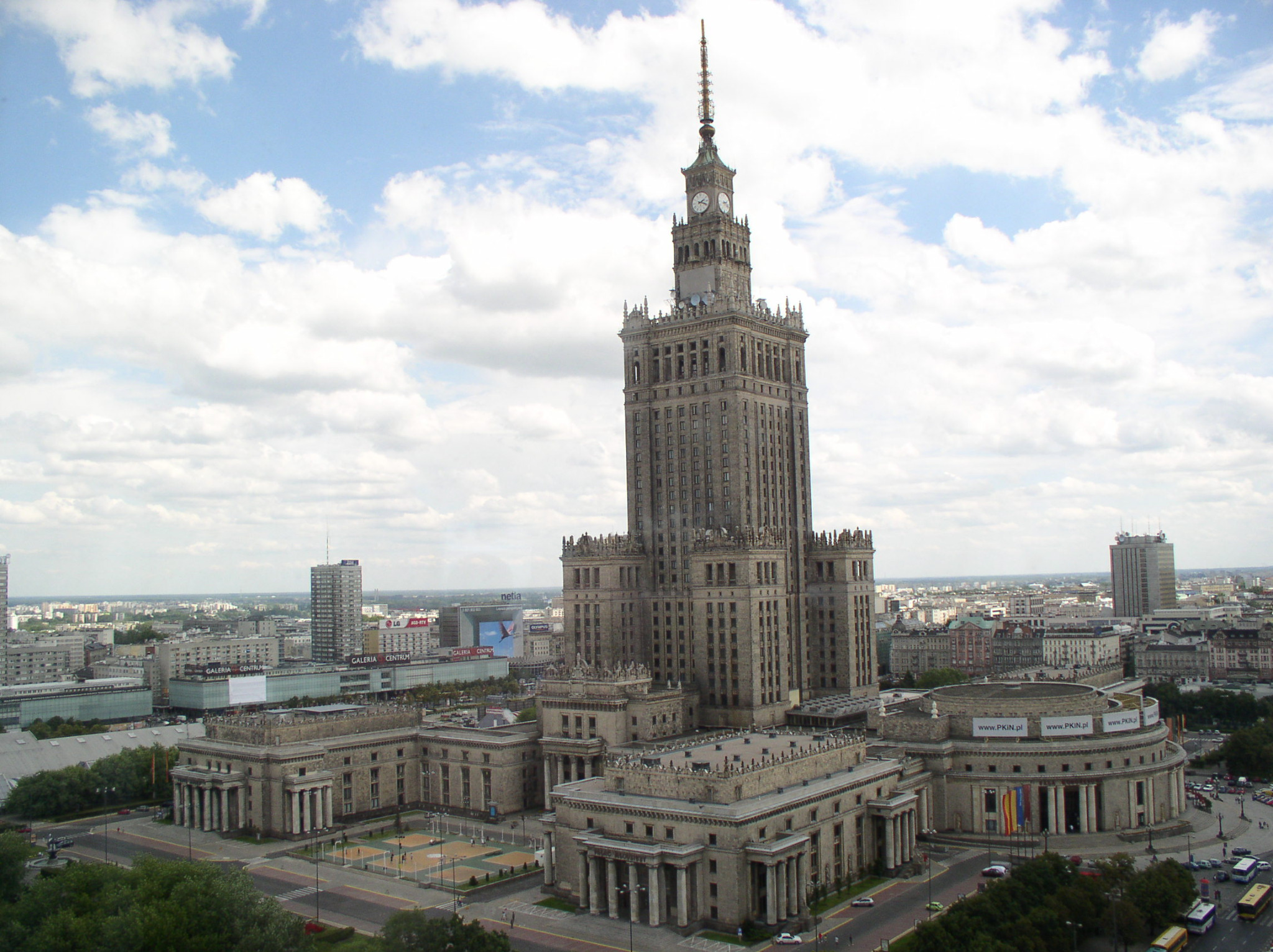 Panorama Warszawy z Pałacem Kultury i Nauki w centrum, widok z góry w słoneczny dzień.