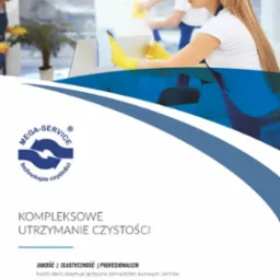 Kobieta w żółtych rękawicach sprząta biurko w biurze, w tle mężczyzna czyści okno, widoczny logotyp firmy sprzątającej.