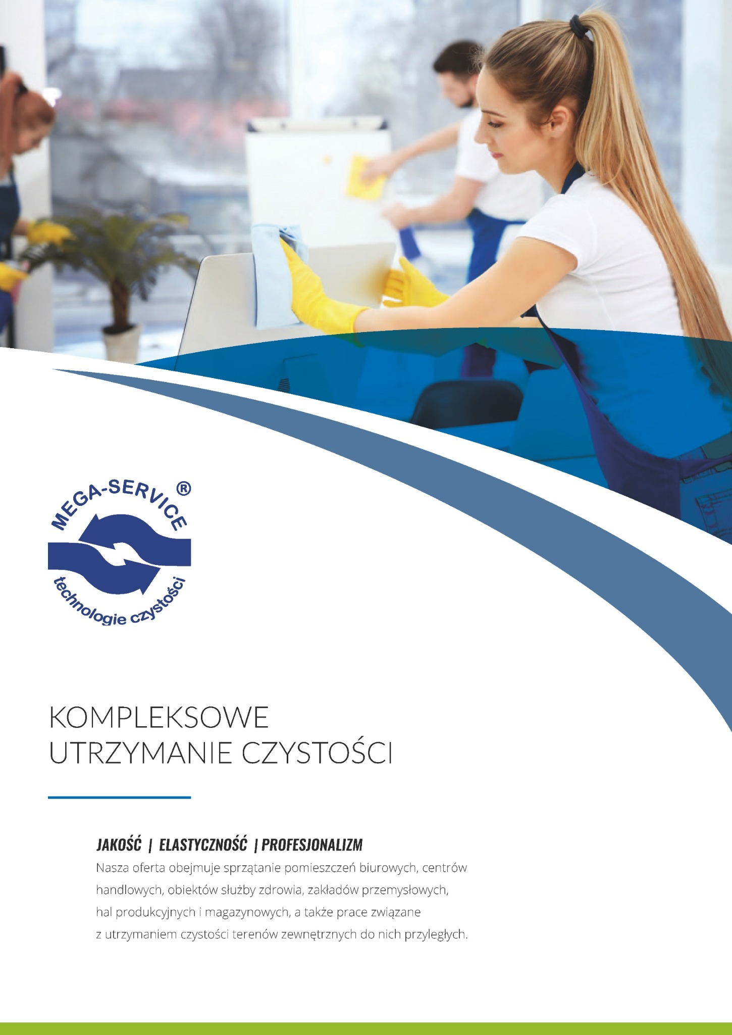 Kobieta w żółtych rękawicach sprząta biurko w biurze, w tle mężczyzna czyści okno, widoczny logotyp firmy sprzątającej.