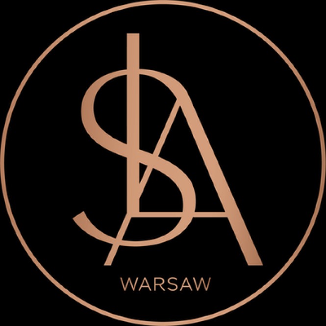 Logo firmy SLAW Warsaw w kolorze miedzianym na czarnym tle, przedstawiające stylizowane litery S i A w okręgu.