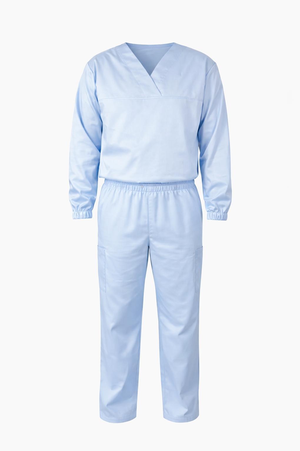 Jasnoniebieski komplet odzieży medycznej: bluza z dekoltem w serek i długimi rękawami oraz spodnie z gumką w pasie, na białym tle.