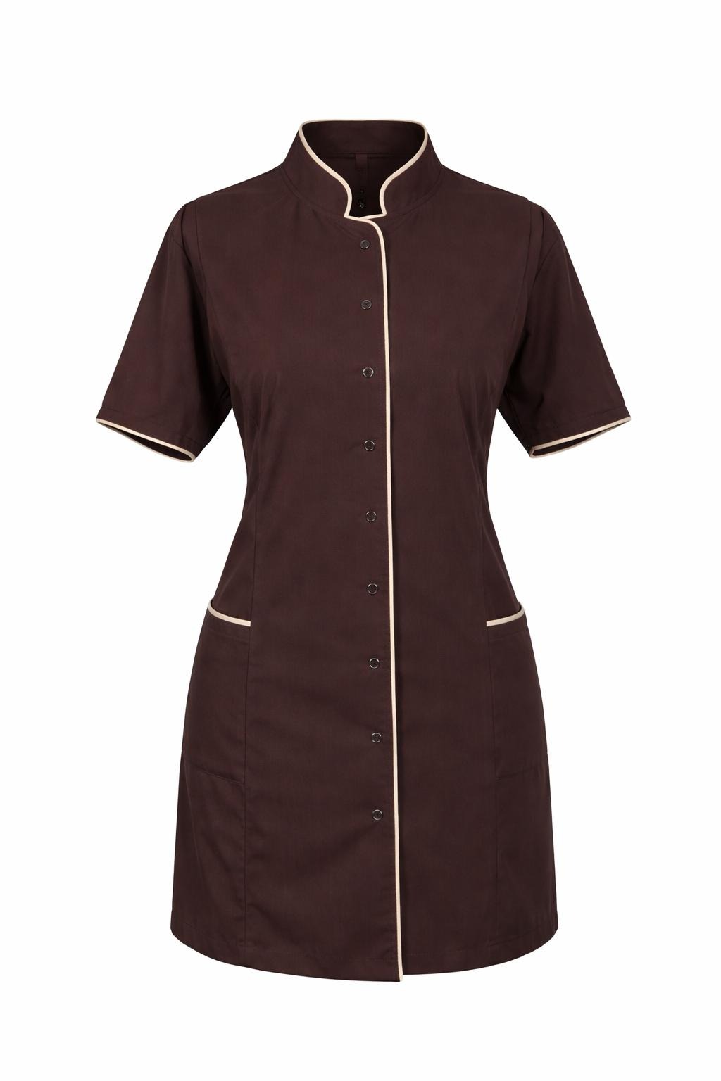 Brązowa tunika medyczna z krótkim rękawem i kontrastową lamówką, zapinana na guziki, widoczna na białym tle. Prosty krój, kieszenie na biodrach.