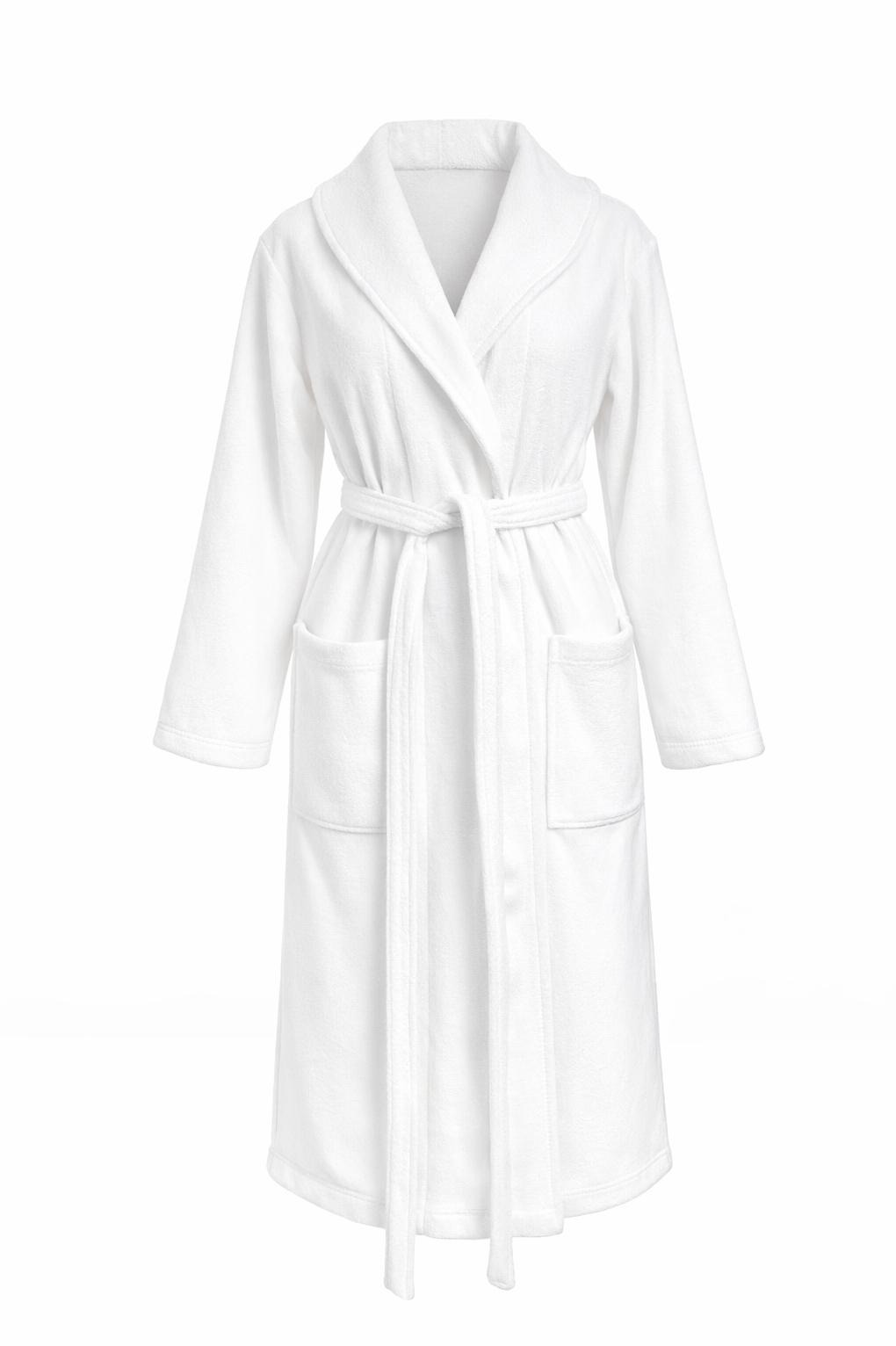 Biały, frotowy szlafrok z paskiem i kieszeniami, rozłożony na jasnym tle. Widok frontalny, równomierne oświetlenie podkreśla fakturę materiału.