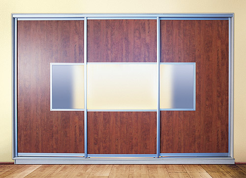 Trzydrzwiowa szafa przesuwna z drewnopodobnymi panelami i matowymi szybami, srebrne ramy, widok z przodu na drewnianej podłodze.