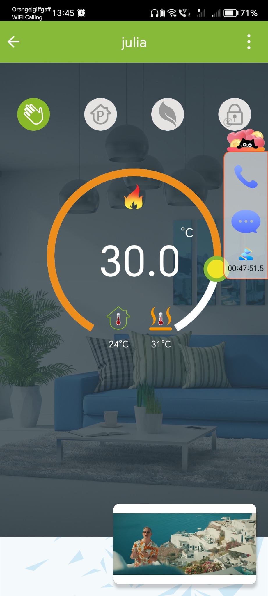 Ekran aplikacji do zdalnego sterowania temperaturą w pomieszczeniu, wyświetlający aktualną temperaturę 30 stopni Celsjusza na tle wizualizacji salonu z sofą i roślinami.