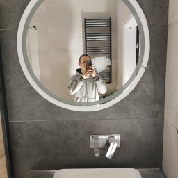 Wieszanie podświetlanego lustra i podłączenie do instalacji 