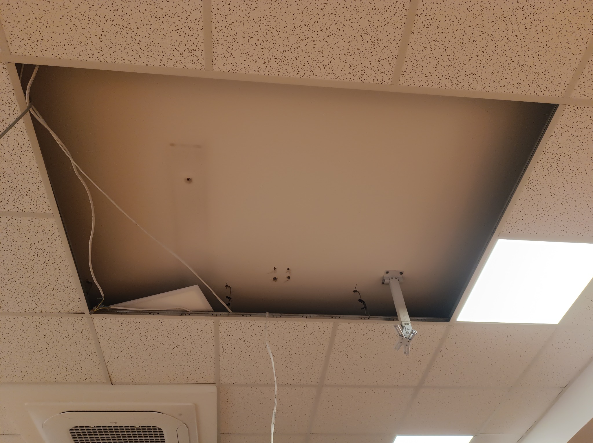 Naprawa sufitu amstrąg