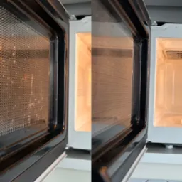 Wnętrze mikrofalówki przed i po czyszczeniu, widoczne różnice w zabrudzeniach i czystości siatki ochronnej oraz ścianek wewnętrznych.