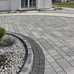 Z dokładnością docinamy każdą kostkę