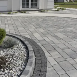 Z dokładnością docinamy każdą kostkę