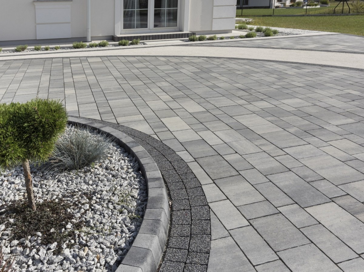 Z dokładnością docinamy każdą kostkę