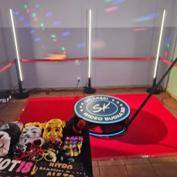 Paweł Łukasik - Kompletna, rozstawiona fotobudka 360 z rekwizytami: maski, okulary. Czerwony dywan, oświetlenie LED, efekty świetlne na ścianie. Gotowość do imprezy.