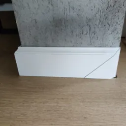 Beton architektoniczny, montaż listw przy podłogowych, akrylowanie