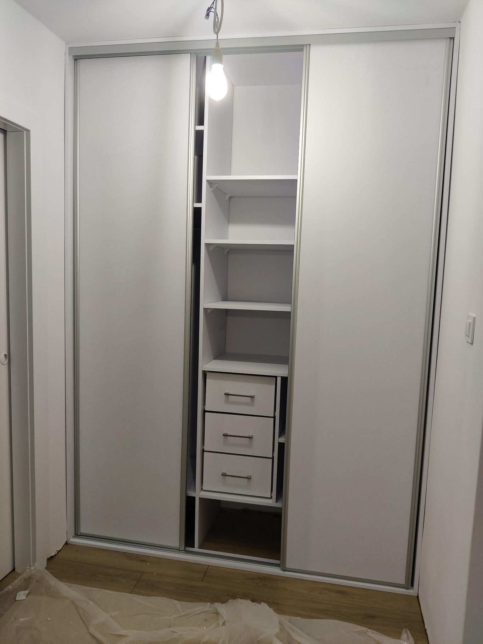 Zaprojektowanie I wykonanie szafy w zabudowie z przesuwnymi drzwiami