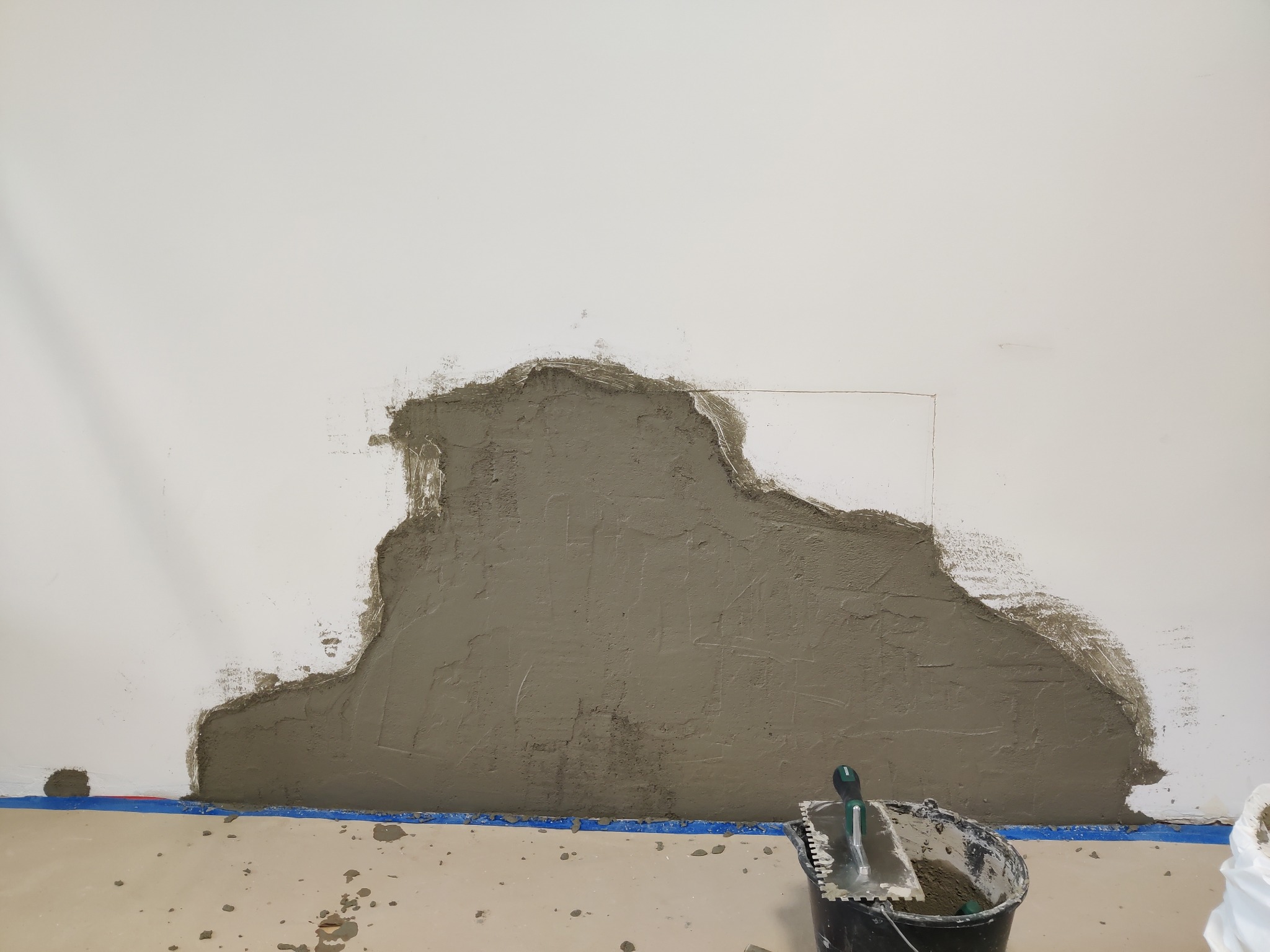 Usunięcie wykwitów grzyba po zalaniu i odbudowanie tynku ściany