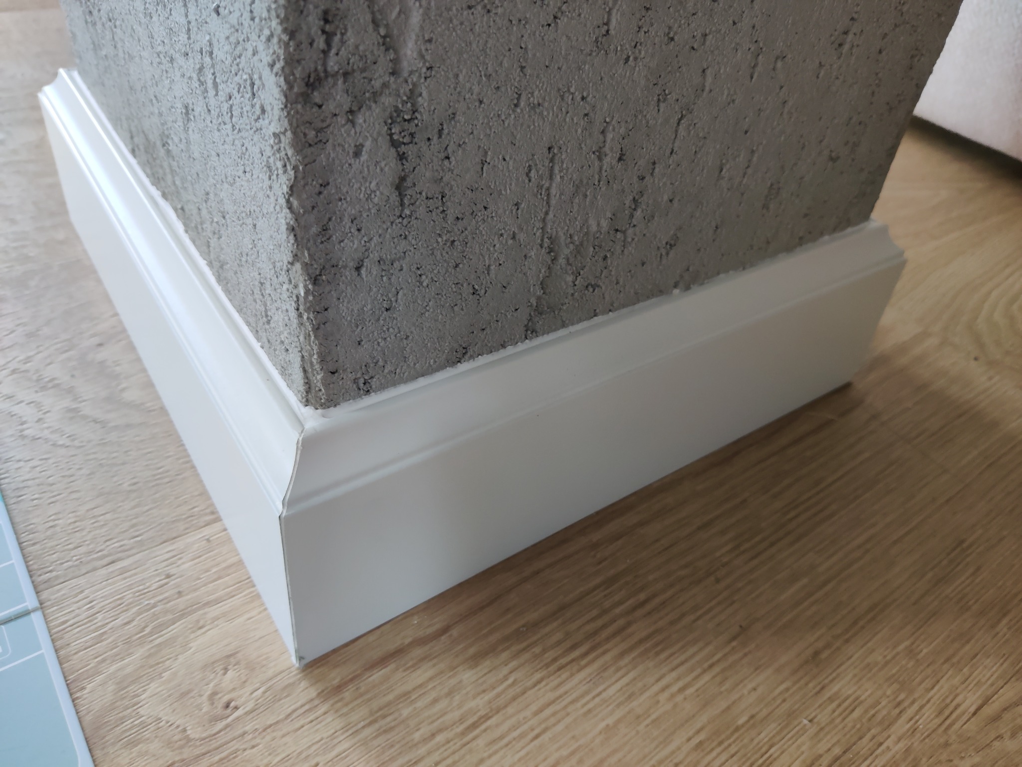 Montaż listw przypodłogowych