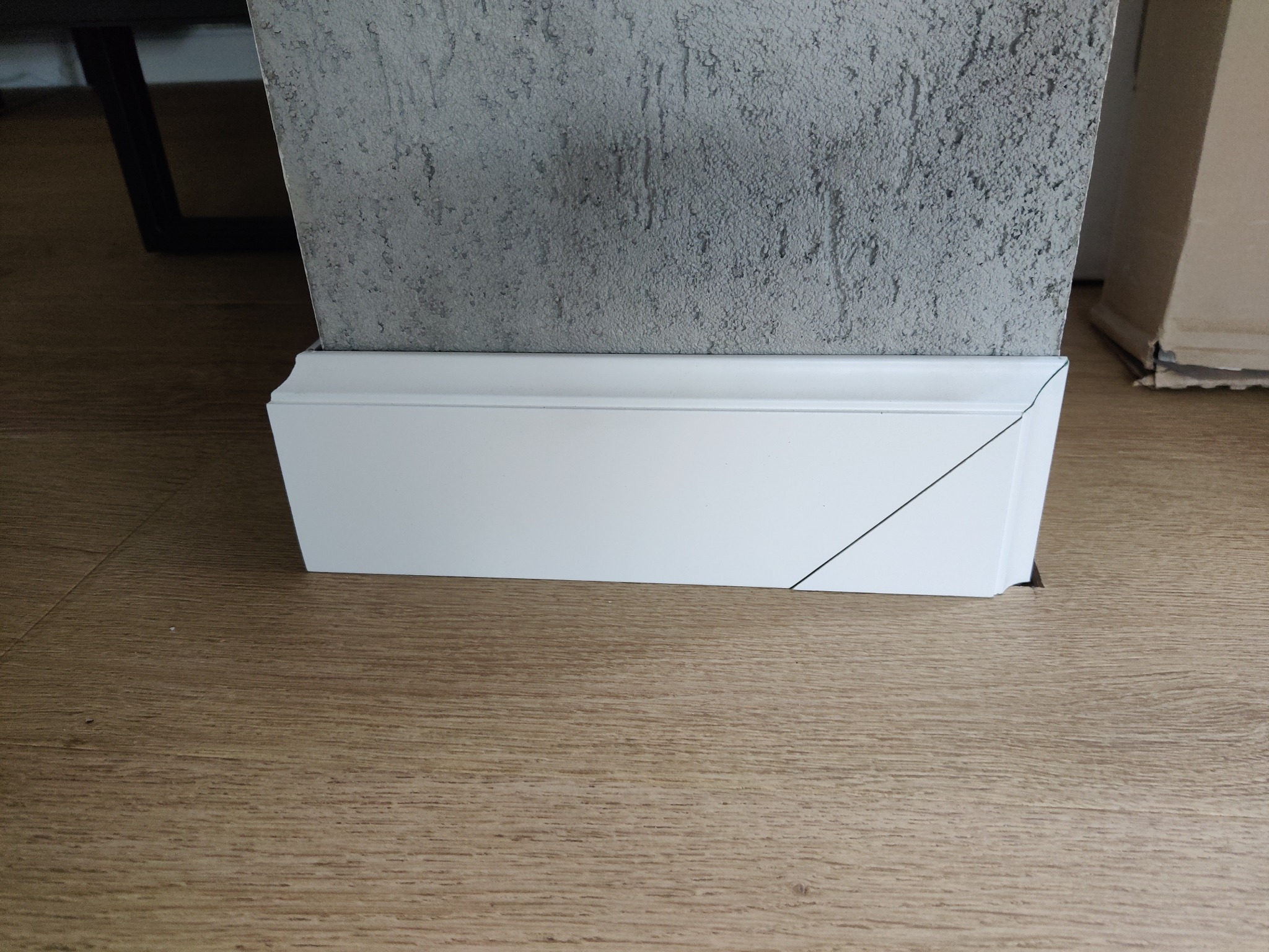 Beton architektoniczny, montaż listw przy podłogowych, akrylowanie