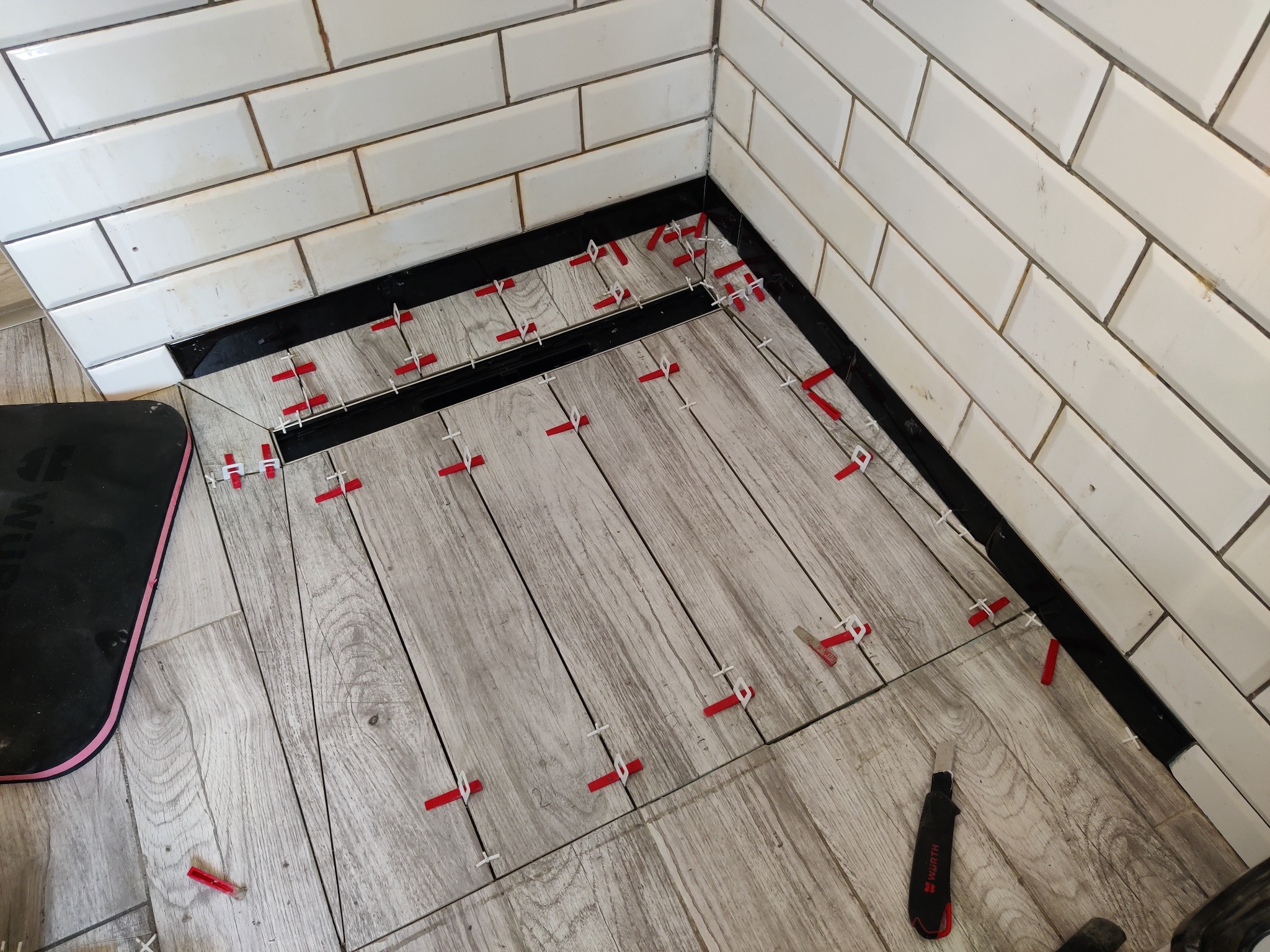 Docinka w kopertę I klejenie płytek pod prysznicem