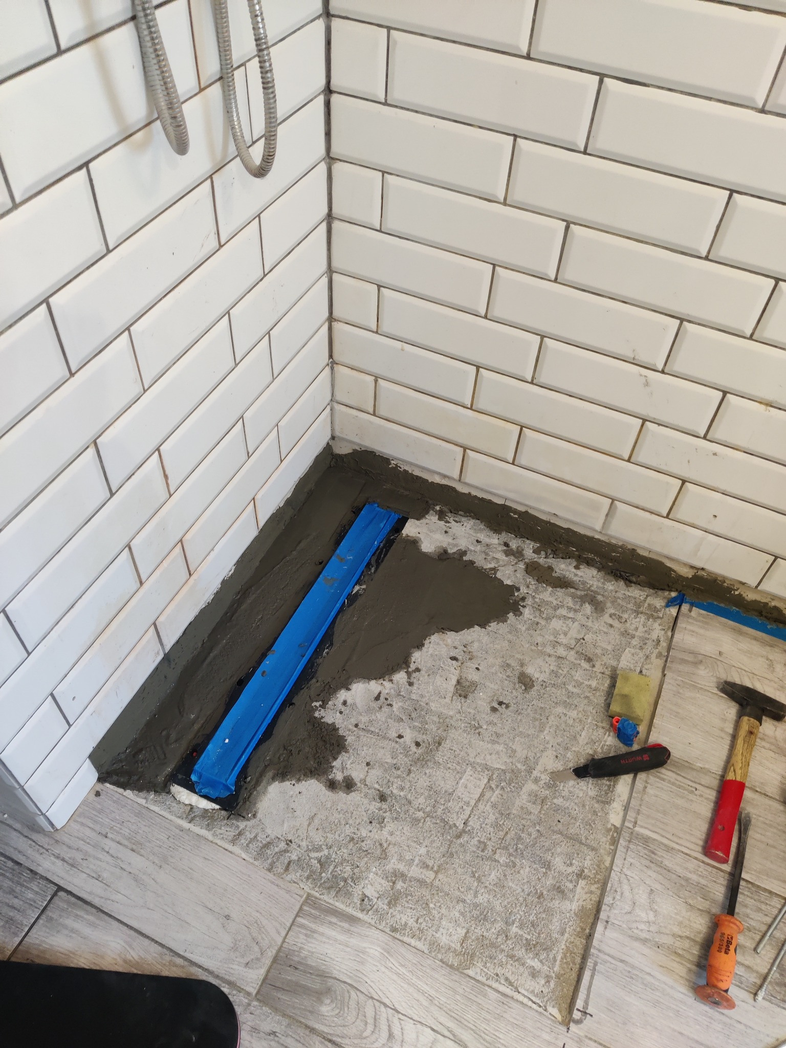 Montaż odpływu liniowego prysznica