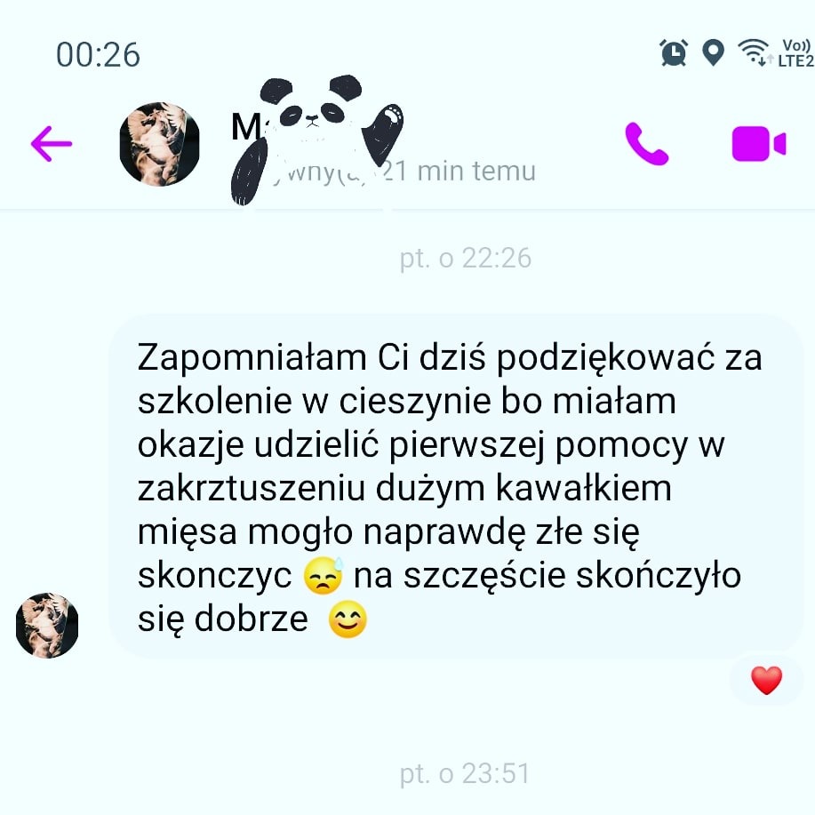 Zrzut ekranu wiadomości tekstowej z podziękowaniem za szkolenie, w której nadawca informuje o udzieleniu pierwszej pomocy osobie dławiącej się kawałkiem mięsa.