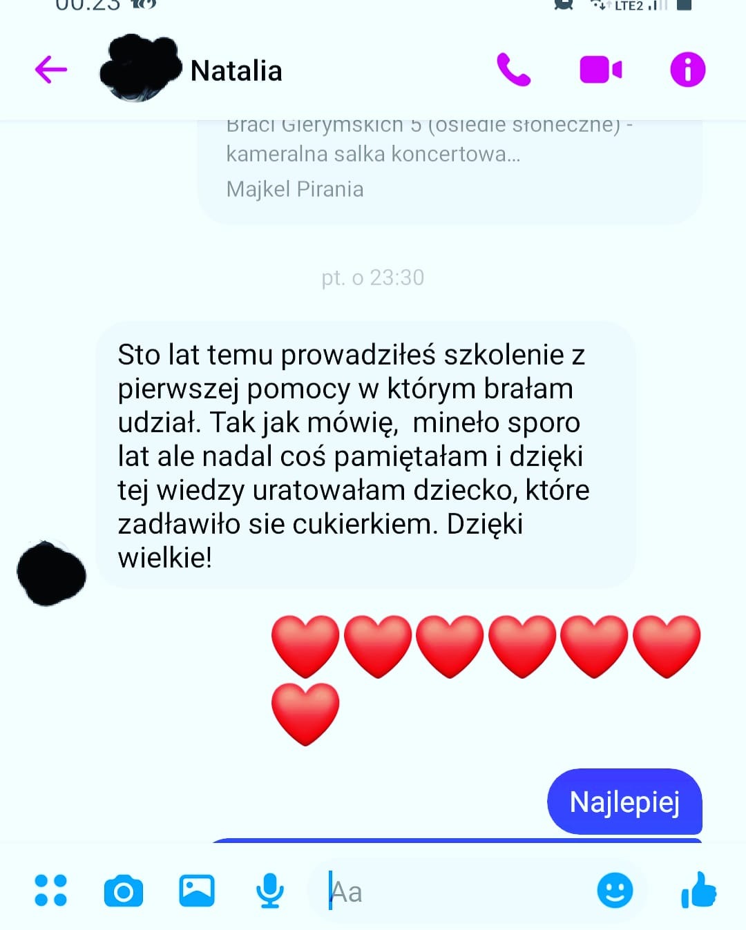 Zrzut ekranu czatu z podziękowaniem za szkolenie z pierwszej pomocy, które pomogło uratować dziecko dławiące się cukierkiem, wyrażone za pomocą emotikon serc.