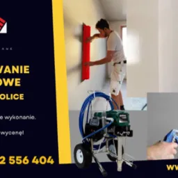 Aplikacja gładzi natryskowej na ścianę w trakcie remontu, widoczny pracownik z szpachlą i agregat natryskowy Grone, oraz osoba w kombinezonie ochronnym podczas natrysku.