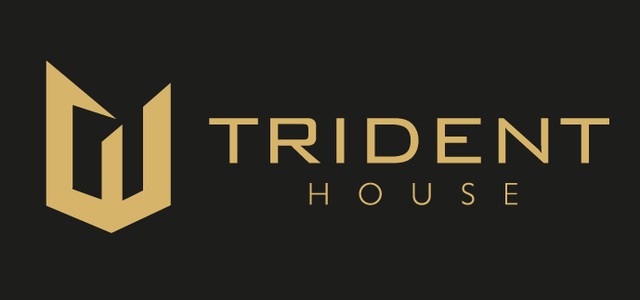 Złote logo Trident House na czarnym tle, geometryczny symbol i elegancki font.