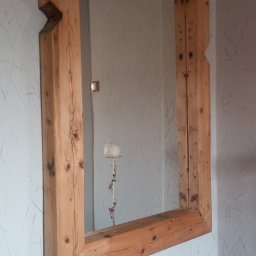 Rama lustra ze starych krokwi