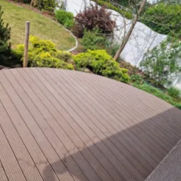 Półokrągły taras z deski kompozytowej.