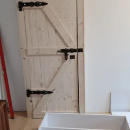 Drzwi garderoby w stylu 'barn door'