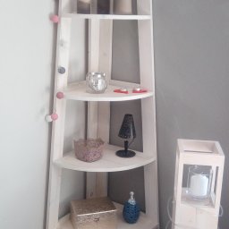 MacKornik - Narożny regał półokrągły i świecznik z deski.