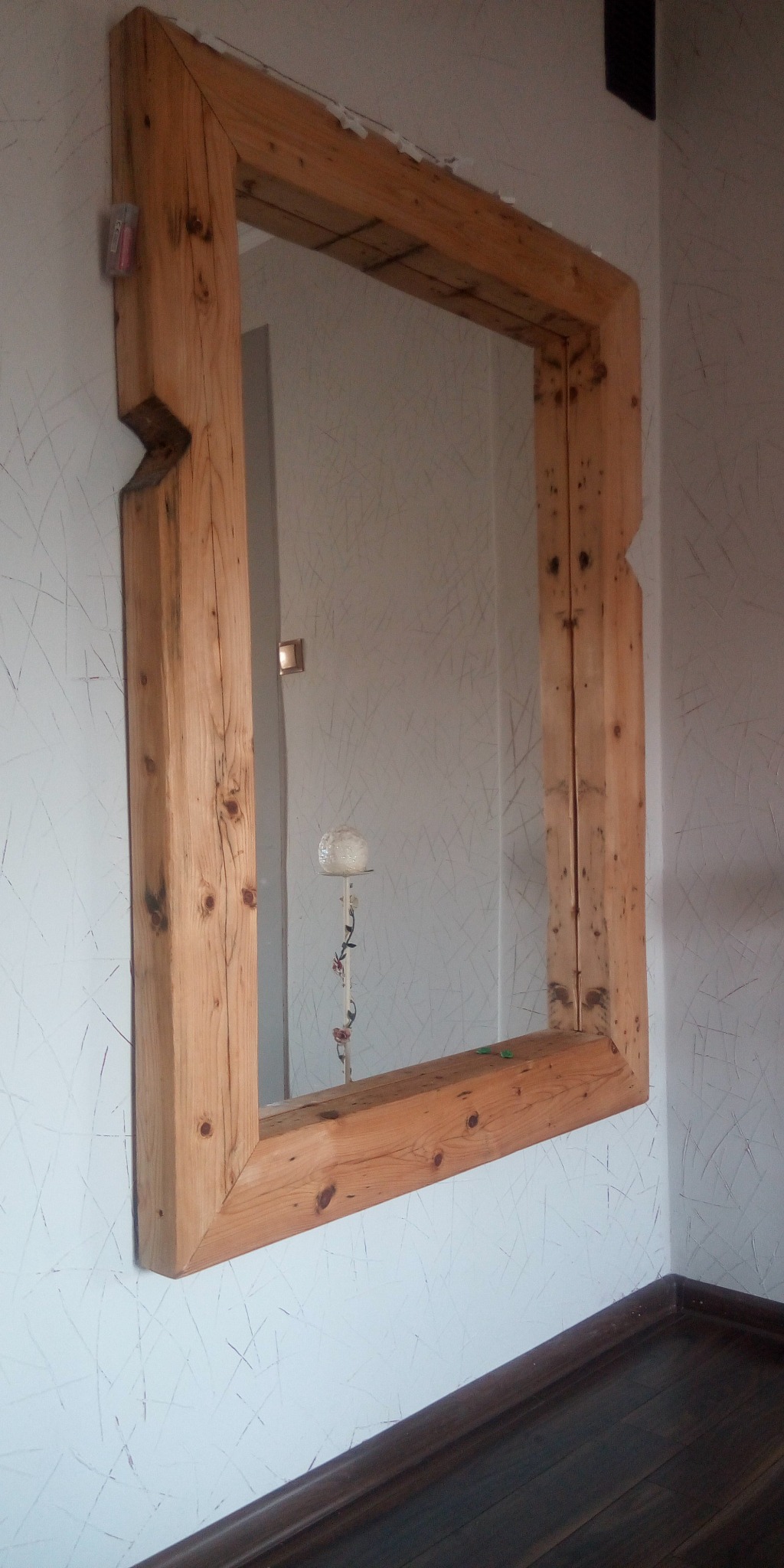 Rama lustra ze starych krokwi