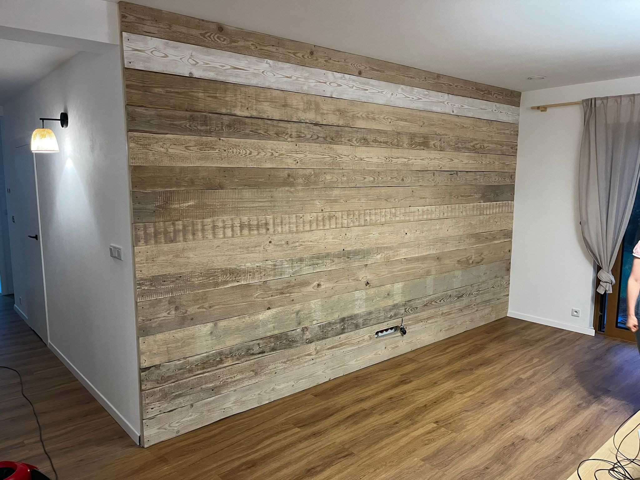 Ściana z deski szalunkowej z odzysku.