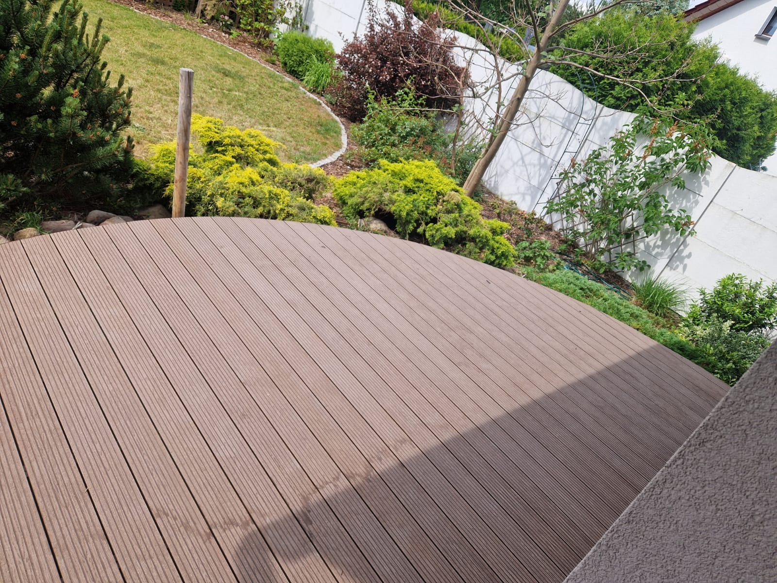 Półokrągły taras z deski kompozytowej.