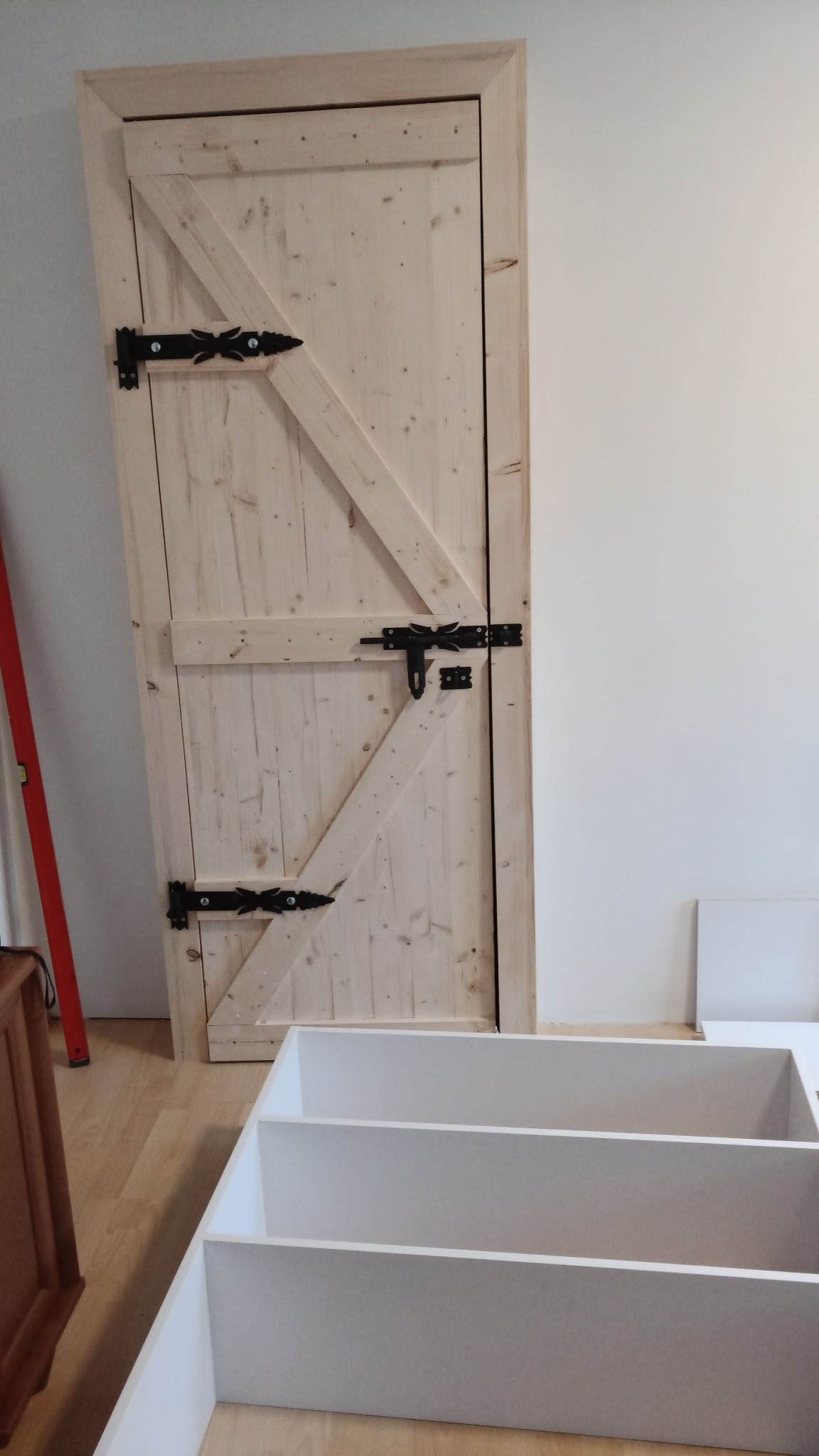 Drzwi garderoby w stylu 'barn door'