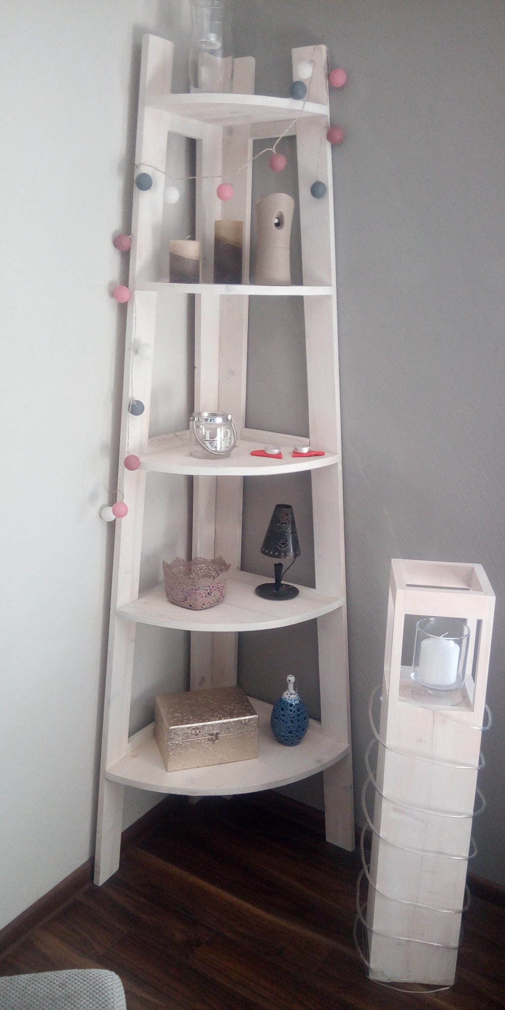 Narożny regał półokrągły i świecznik z deski.